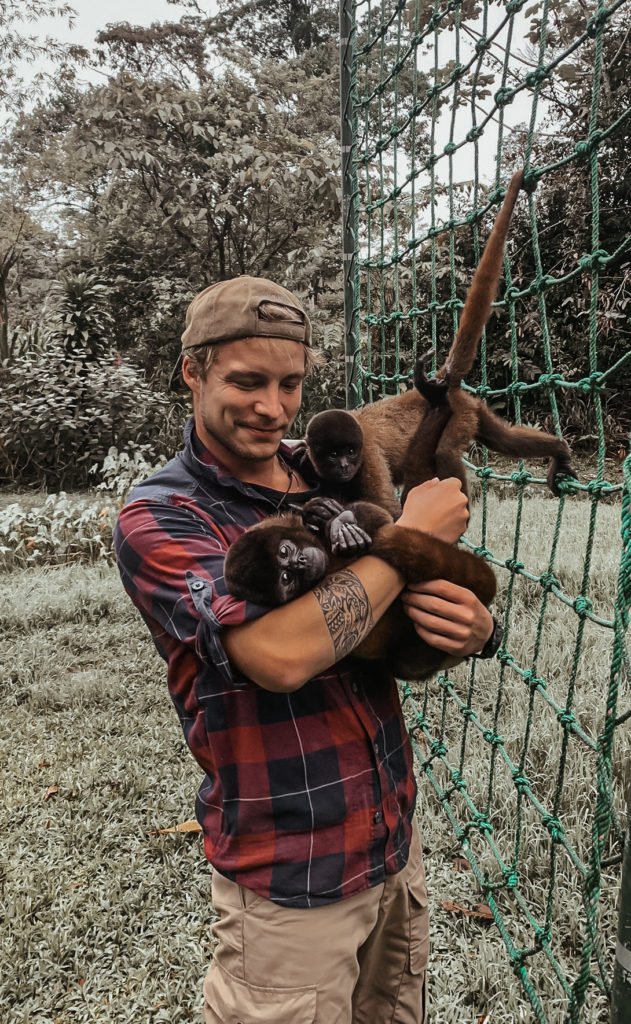 Michi mit kleinen Affen in Ecuador